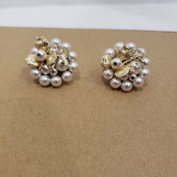 Vintage Faux Pearl and  Gold Leaf/Flower  Clip on Earrings - Picture 1 of 8
